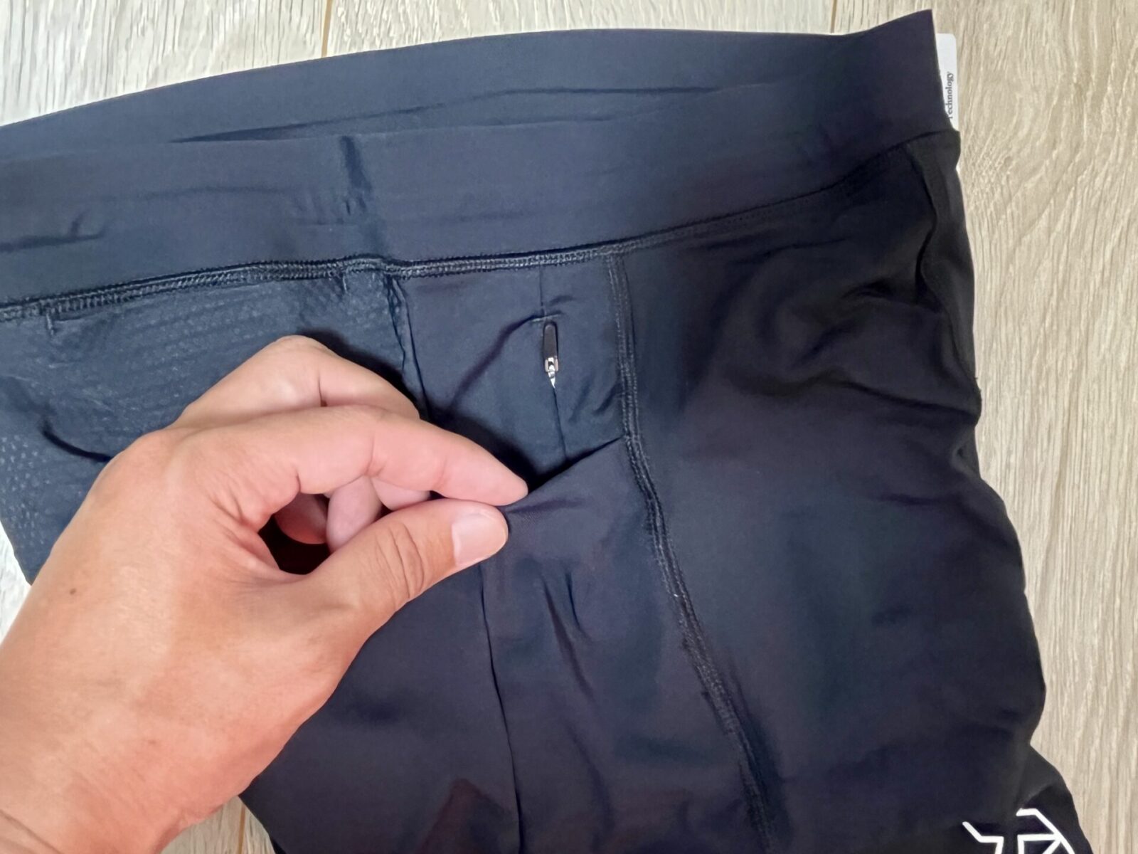 ジップ付きポケット