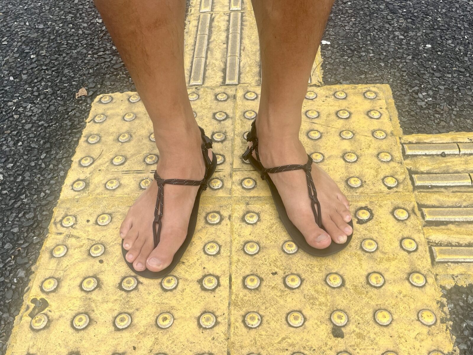 点字ブロックにワラーチ